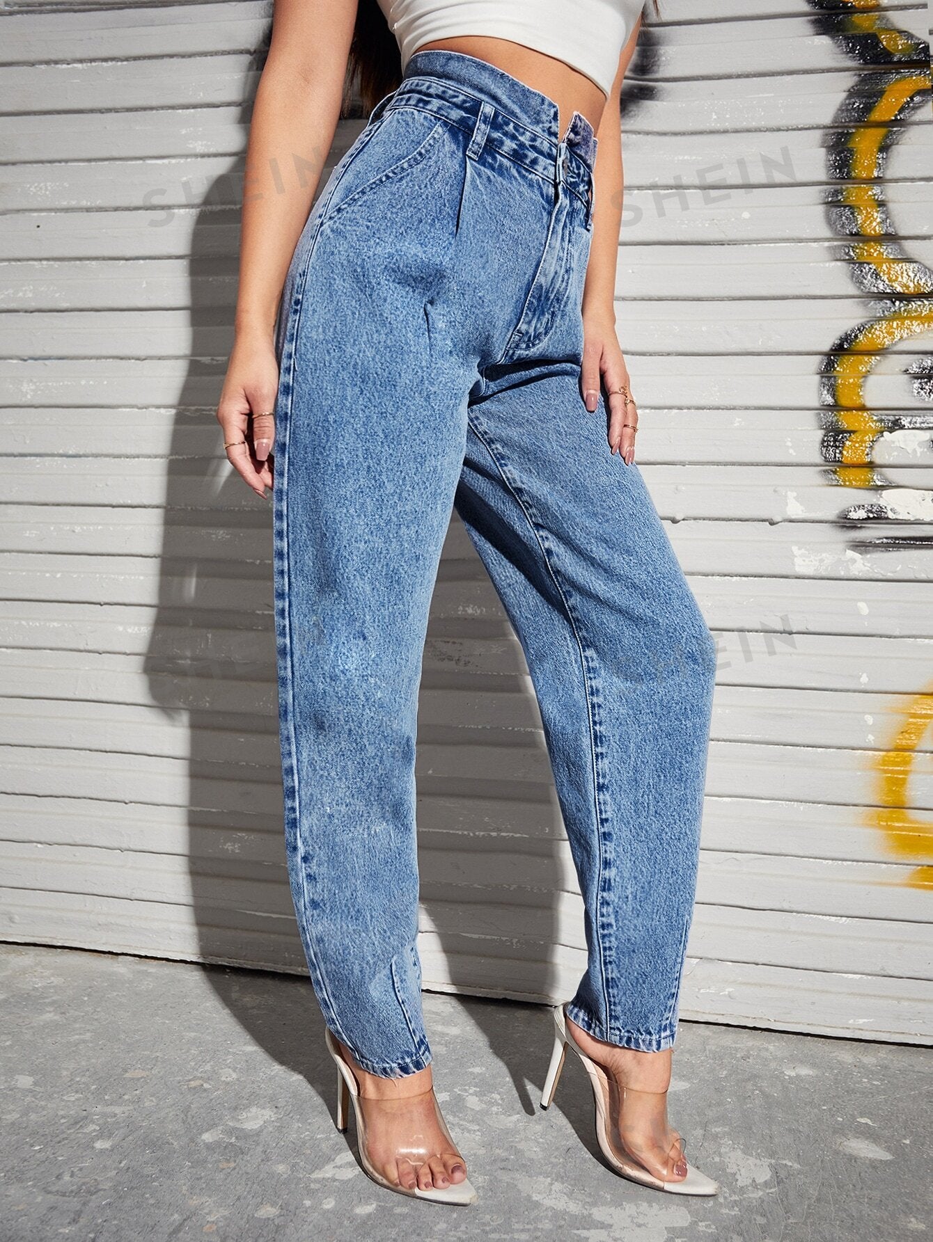 Essnce High Waist Slant Pocket Mom Jeans