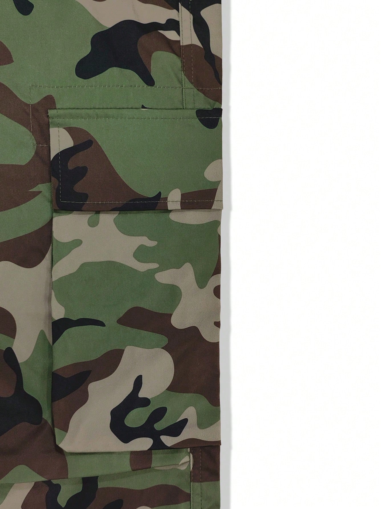 Manfinity Hypemode Loose Fit Men's Camouflage Print Cargo Pants With Flap Pockets Baggy Long Camo Graphic Army Green Going Out