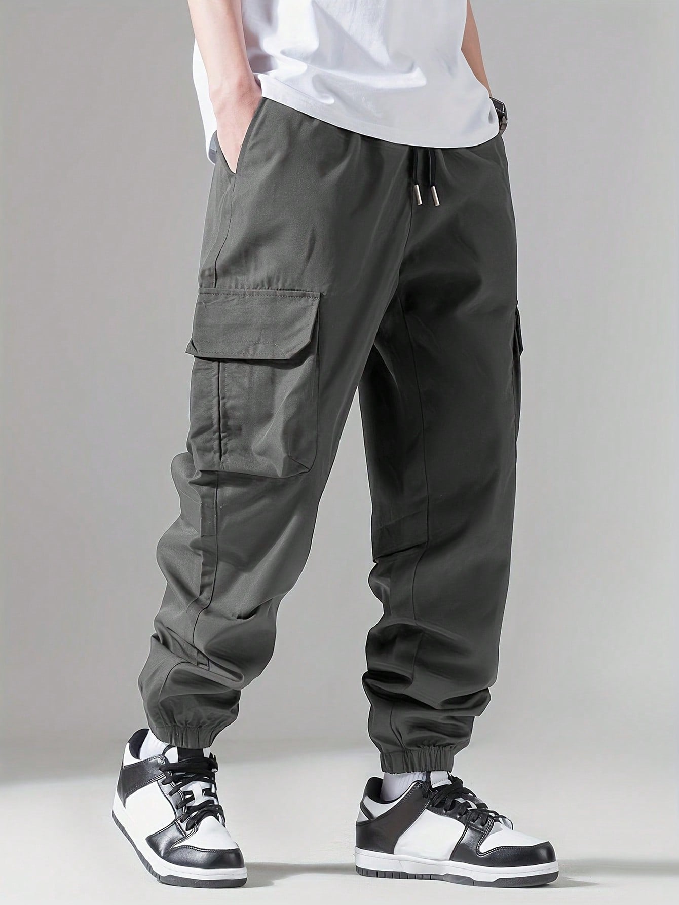 Men Flap Pocket Side Drawstring Waist Cargo Pants