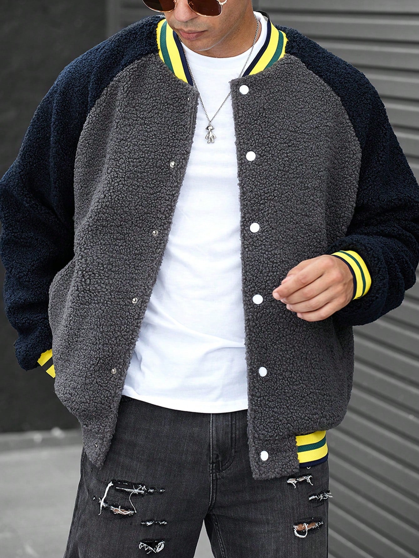 Manfinity Hypemode Loose Fit Men's Contrast Raglan Sleeve Striped Trim Teddy Bomber Jacket