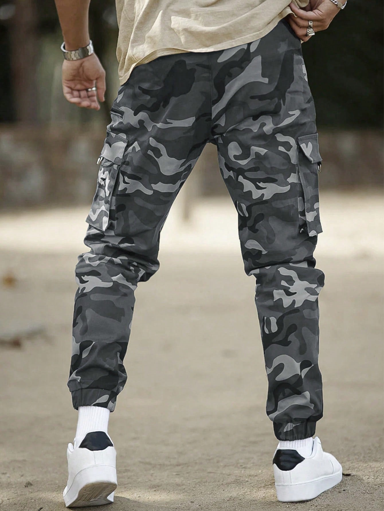 Manfinity Homme Men Camo Print Flap Pocket Cargo Pants