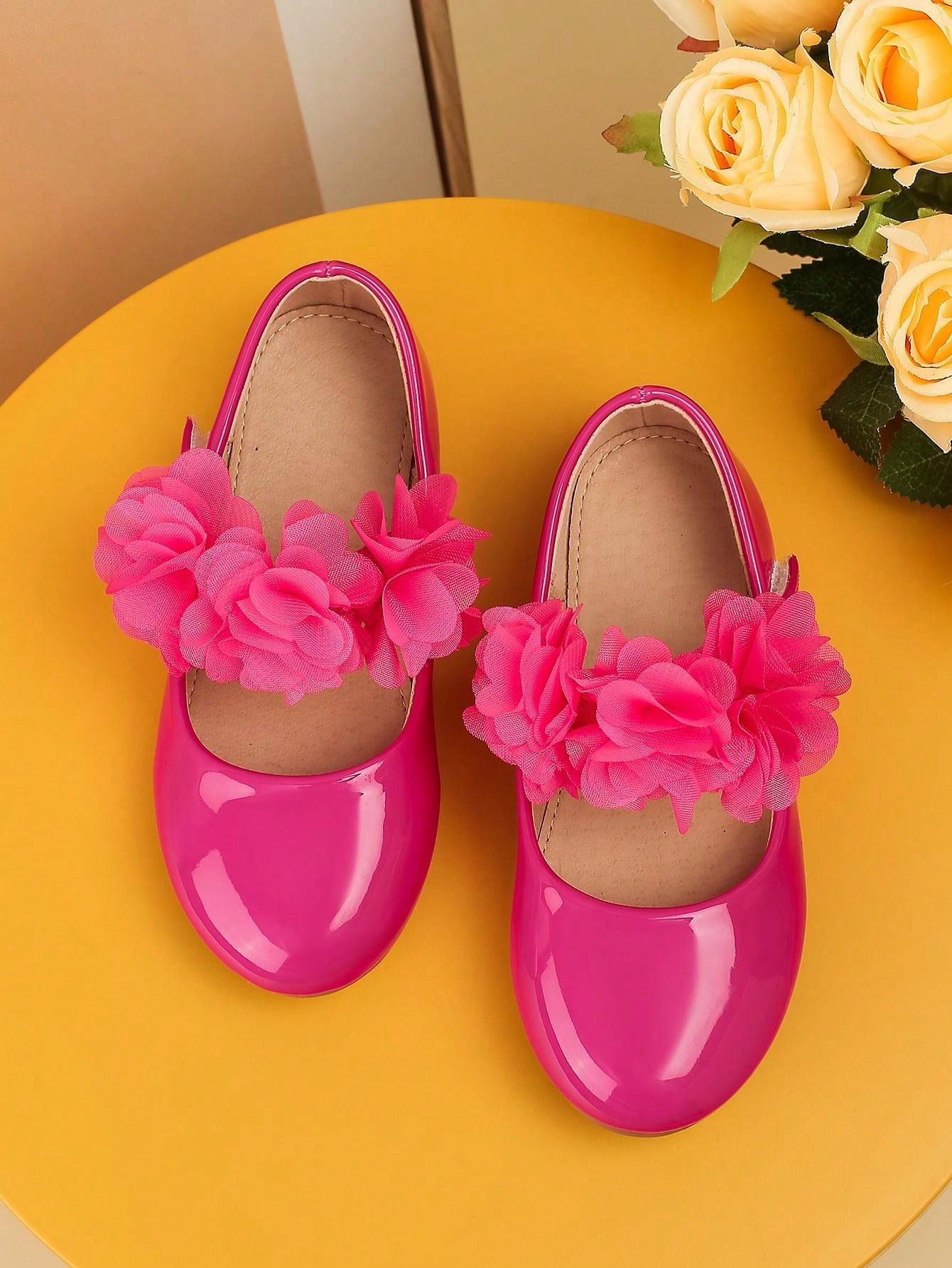 2023 Fashionable Solid Color Flower Embellished Round Toe Slip-resistant Flat Outdoor Casual Princess Shoes