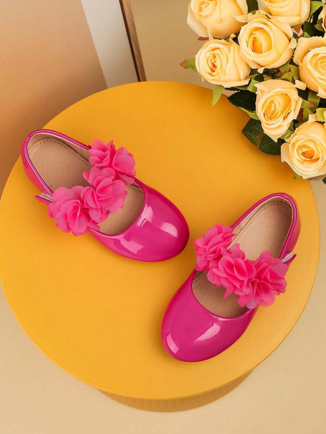 2023 Fashionable Solid Color Flower Embellished Round Toe Slip-resistant Flat Outdoor Casual Princess Shoes