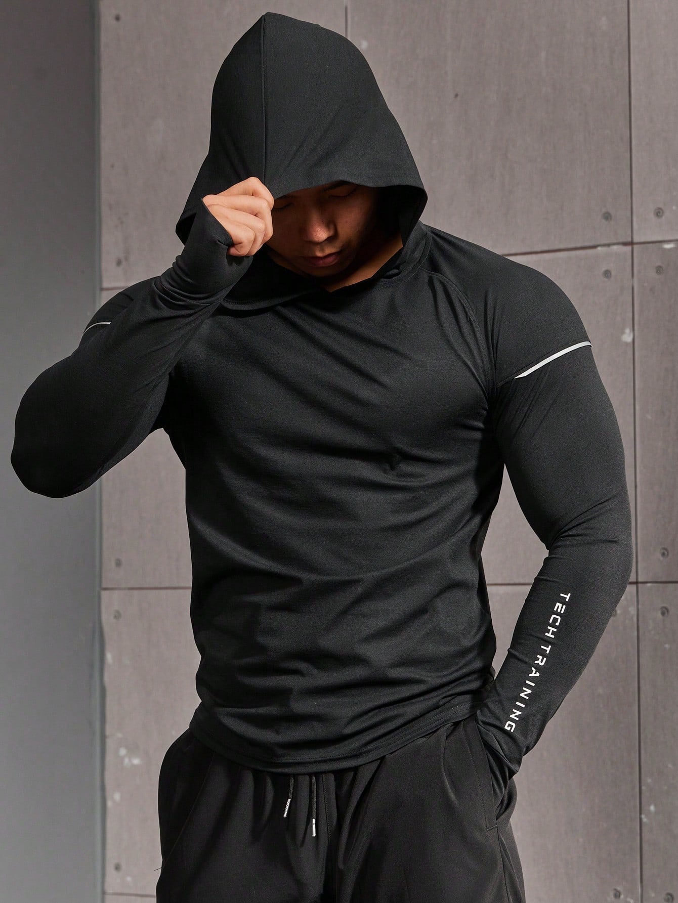 Manfinity Fitness Boyfriend Style Men Letter Graphic Raglan Sleeve Hooded Sports Hoodie Boyfriend Style Men Sweatshirt Casual Plain Long Sleeve Reflective Jogger Gym Jacket