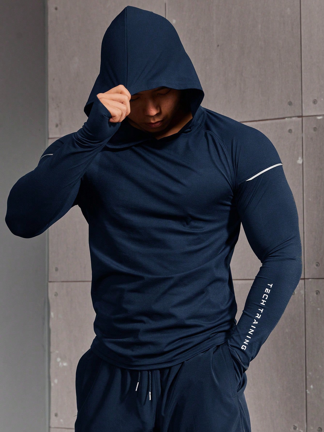 Manfinity Fitness Boyfriend Style Men Letter Graphic Raglan Sleeve Hooded Sports Hoodie Boyfriend Style Men Sweatshirt Casual Plain Long Sleeve Reflective Jogger Gym Jacket