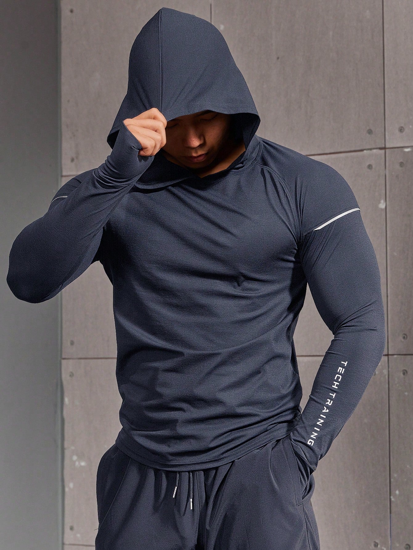 Manfinity Fitness Boyfriend Style Men Letter Graphic Raglan Sleeve Hooded Sports Hoodie Boyfriend Style Men Sweatshirt Casual Plain Long Sleeve Reflective Jogger Gym Jacket