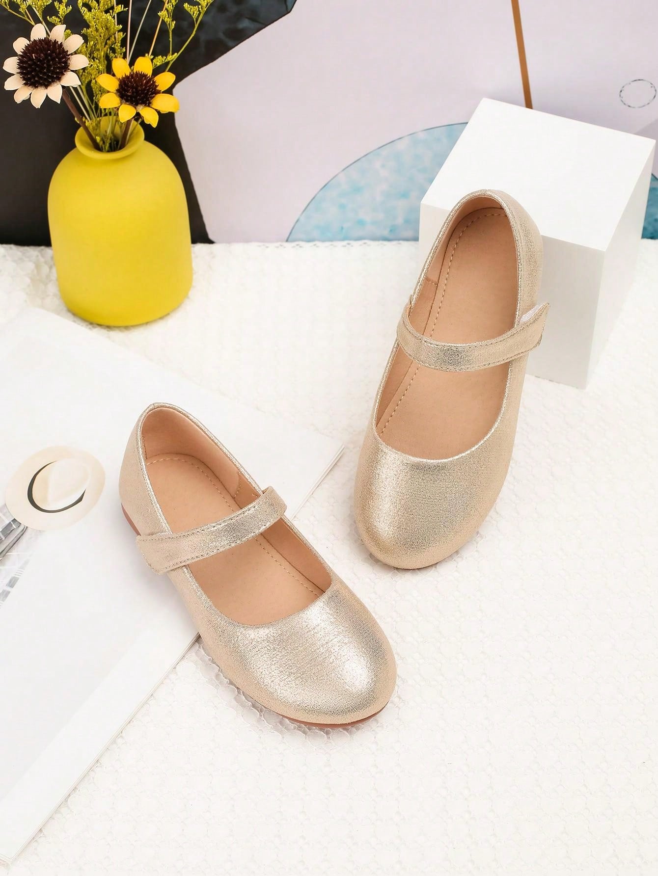 1pair Cute Golden Anti-Slip Flat Princess Shoes For Outdoor Activities, Suitable For Spring And Summer