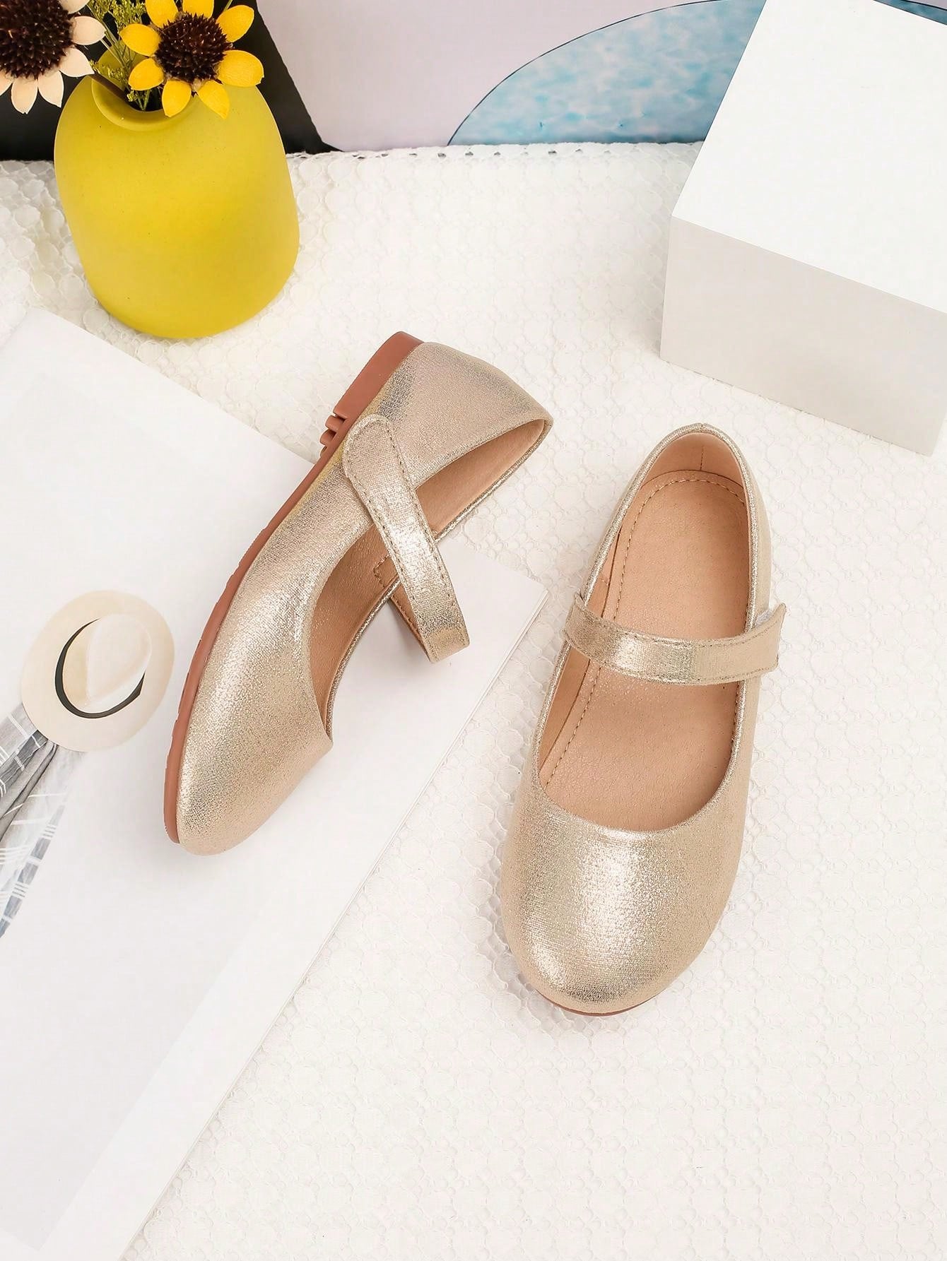 1pair Cute Golden Anti-Slip Flat Princess Shoes For Outdoor Activities, Suitable For Spring And Summer