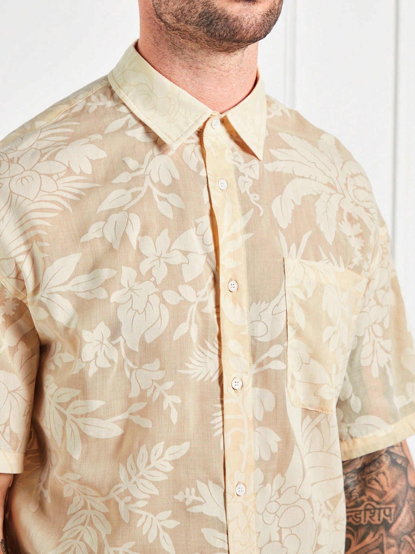 Forever 21 Men's Khaki Casual Floral Henley Collar Short-Sleeved T-Shirt