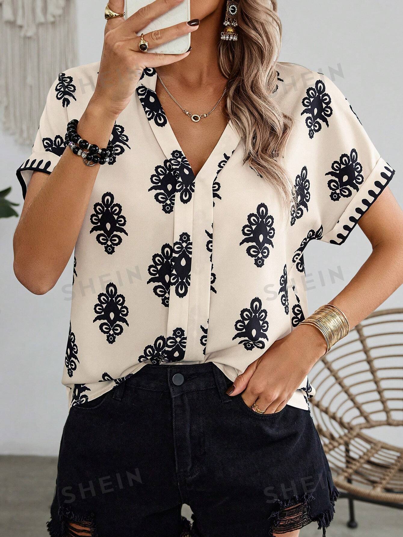 LUNE V-Neck Printed Short-Sleeved Shirt For Summer Vacations