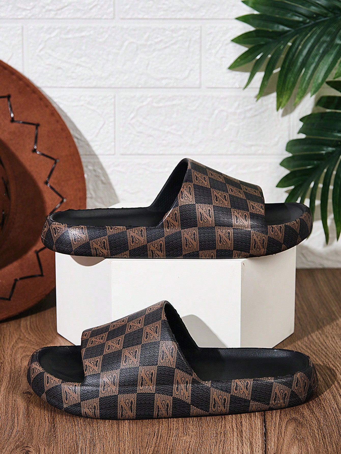 Men's Fashionable Printed Retro Color-Blocking Plaid Slides, Suitable For Indoor And Outdoor Activities Such As Beach, Stream Crossing, Slip-Resistance And Casual Use