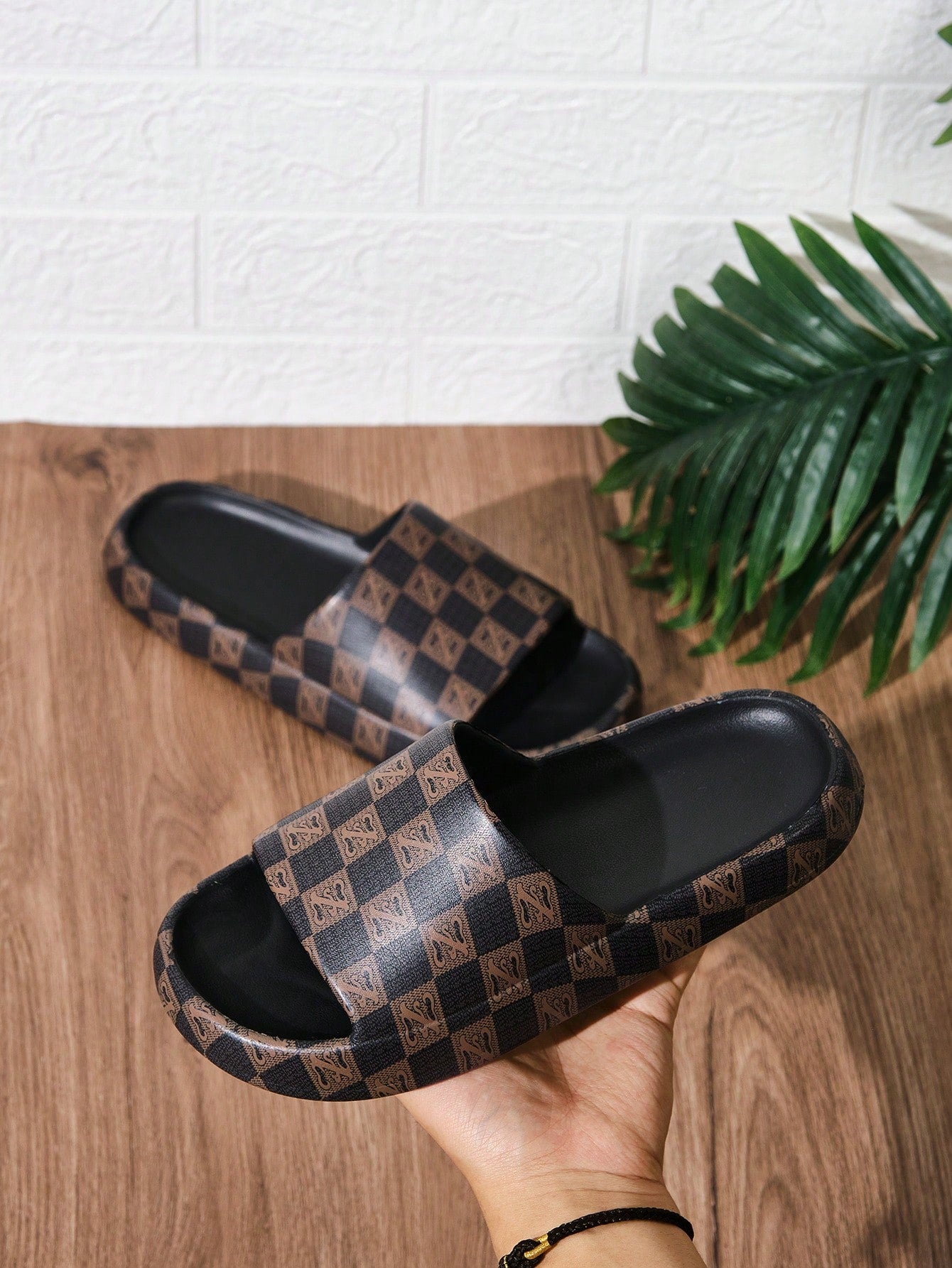 Men's Fashionable Printed Retro Color-Blocking Plaid Slides, Suitable For Indoor And Outdoor Activities Such As Beach, Stream Crossing, Slip-Resistance And Casual Use