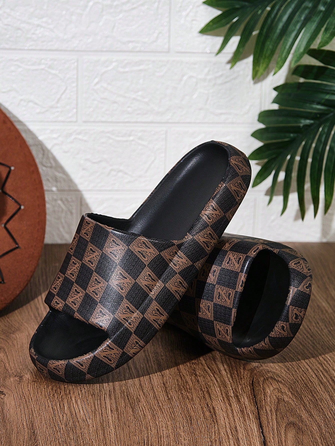 Men's Fashionable Printed Retro Color-Blocking Plaid Slides, Suitable For Indoor And Outdoor Activities Such As Beach, Stream Crossing, Slip-Resistance And Casual Use