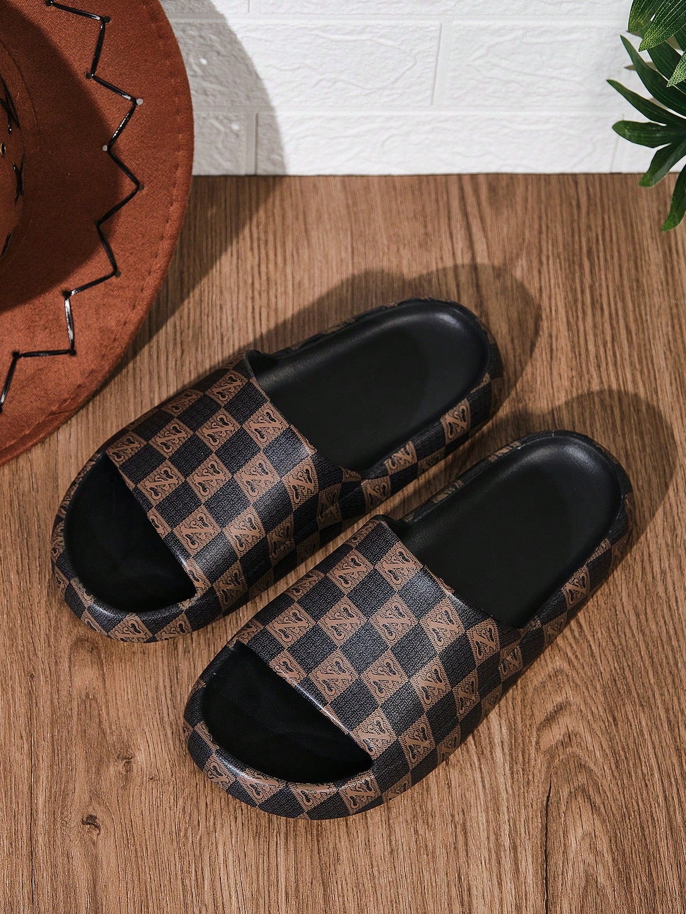 Men's Fashionable Printed Retro Color-Blocking Plaid Slides, Suitable For Indoor And Outdoor Activities Such As Beach, Stream Crossing, Slip-Resistance And Casual Use