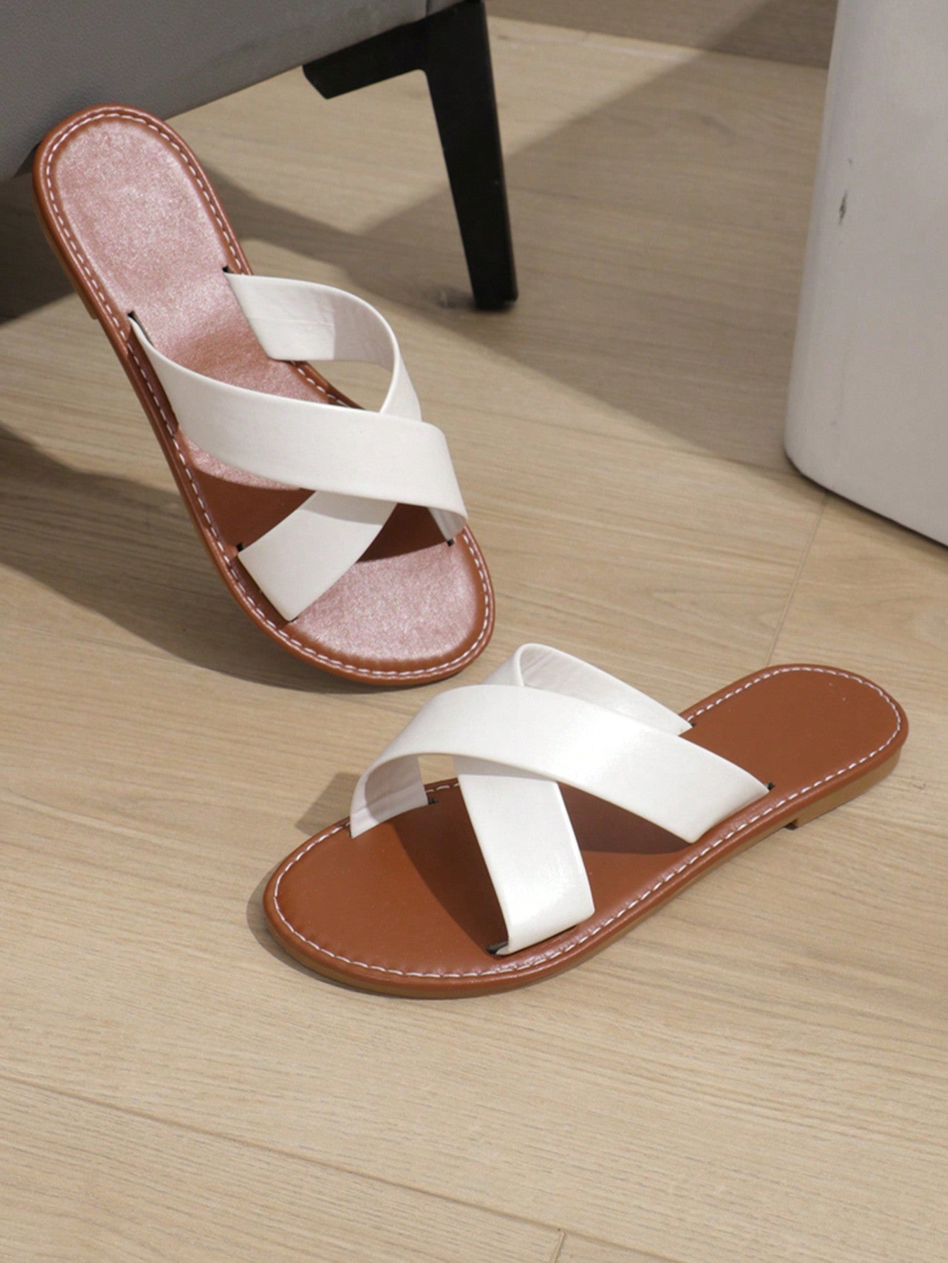 European And American Style Simple White Flat Sandals For Women, Casual Outdoor Beach Slippers With PU Leather Cross Straps