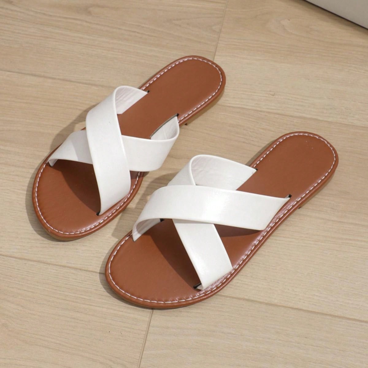 European And American Style Simple White Flat Sandals For Women, Casual Outdoor Beach Slippers With PU Leather Cross Straps