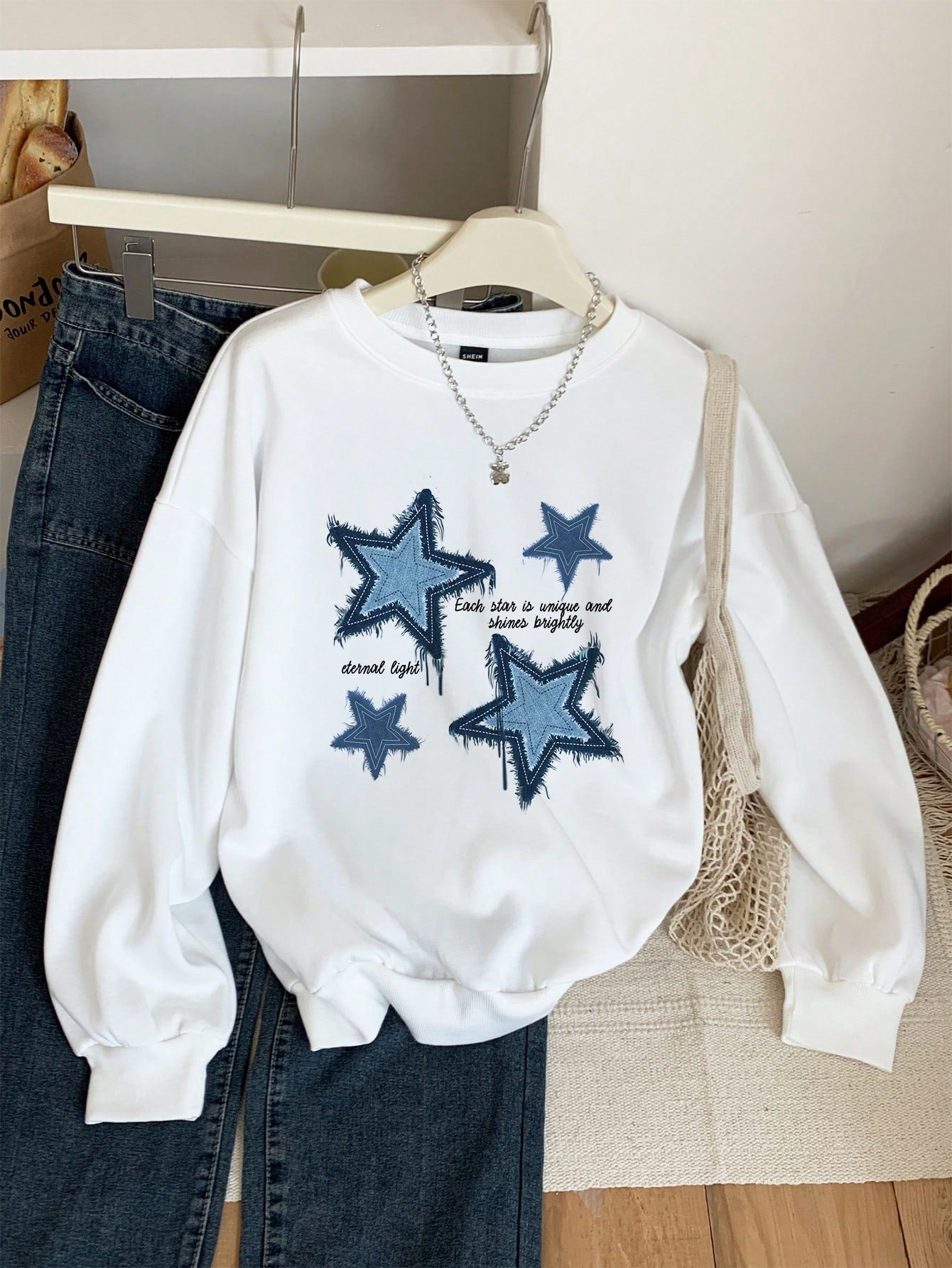 EZwear Casual Minimalist Blue Star Patch Print White Oversized Loose Long Sleeve Sweatshirt For Women, Suitable For Autumn