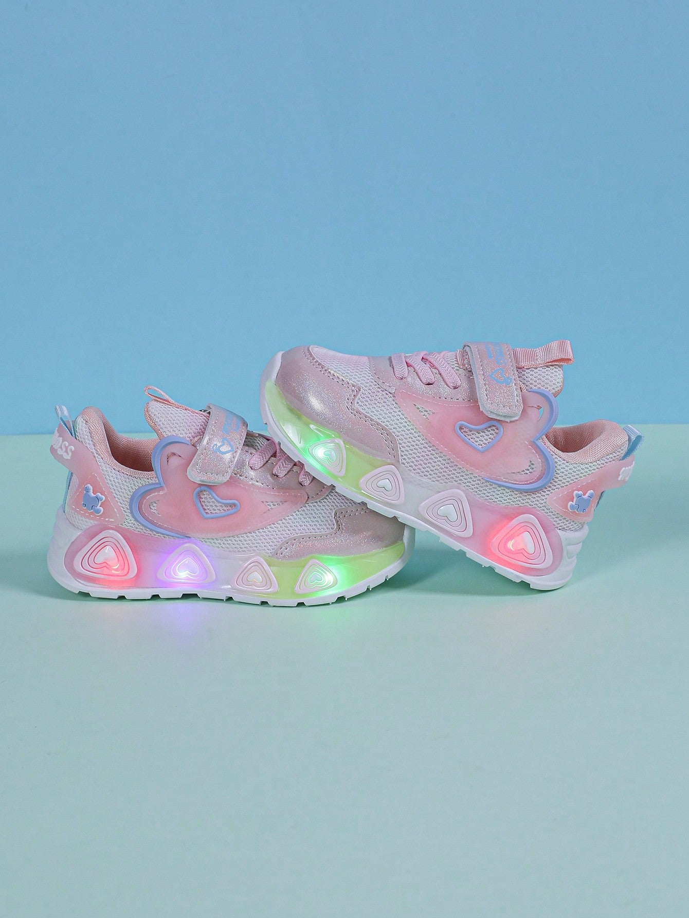 Girls' Casual And Cute Low-Cut Mesh Sports Shoes With LED Lights, Breathable And Anti-Slip Running Shoes, Suitable For All Seasons