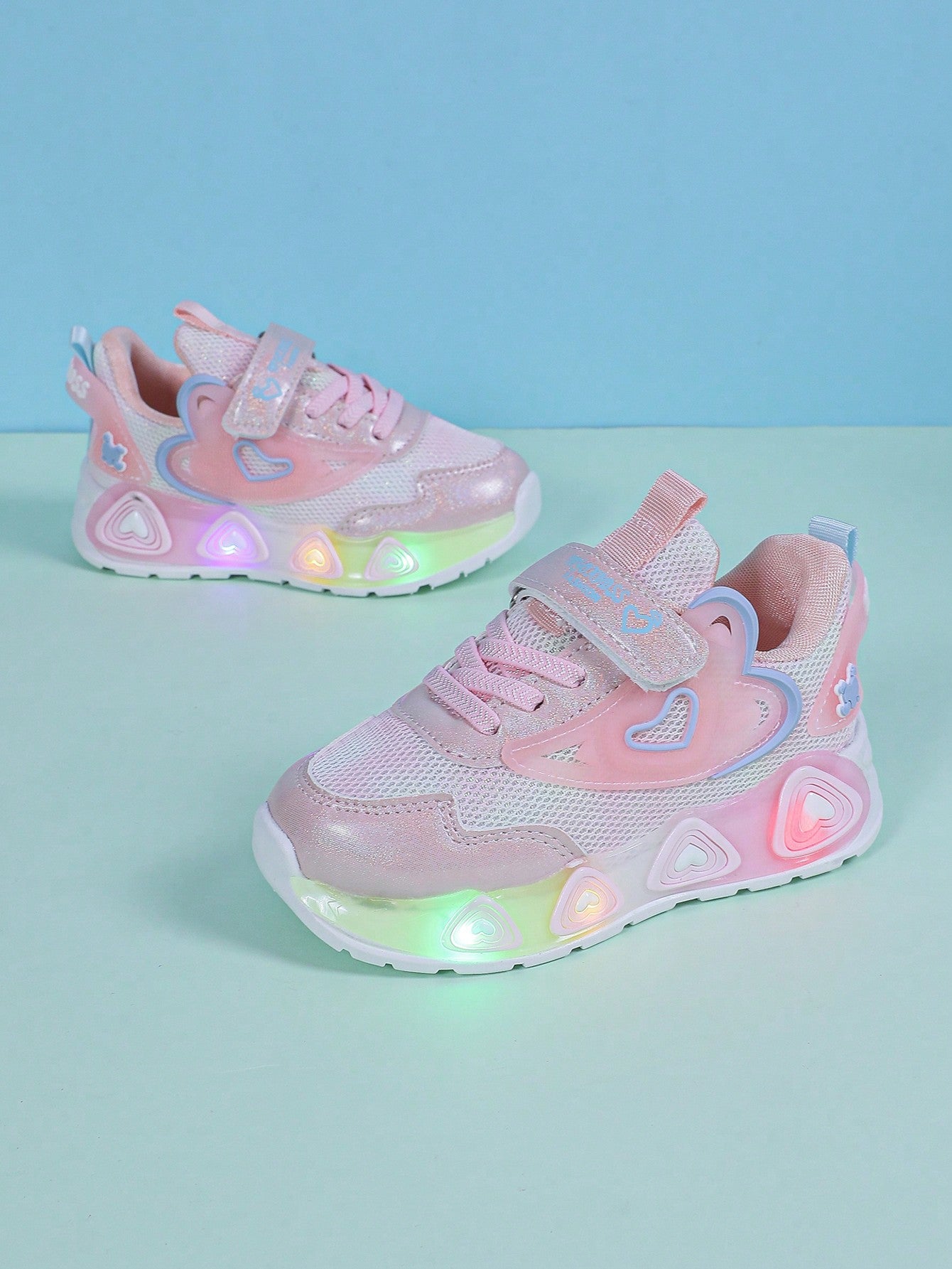 Girls' Casual And Cute Low-Cut Mesh Sports Shoes With LED Lights, Breathable And Anti-Slip Running Shoes, Suitable For All Seasons