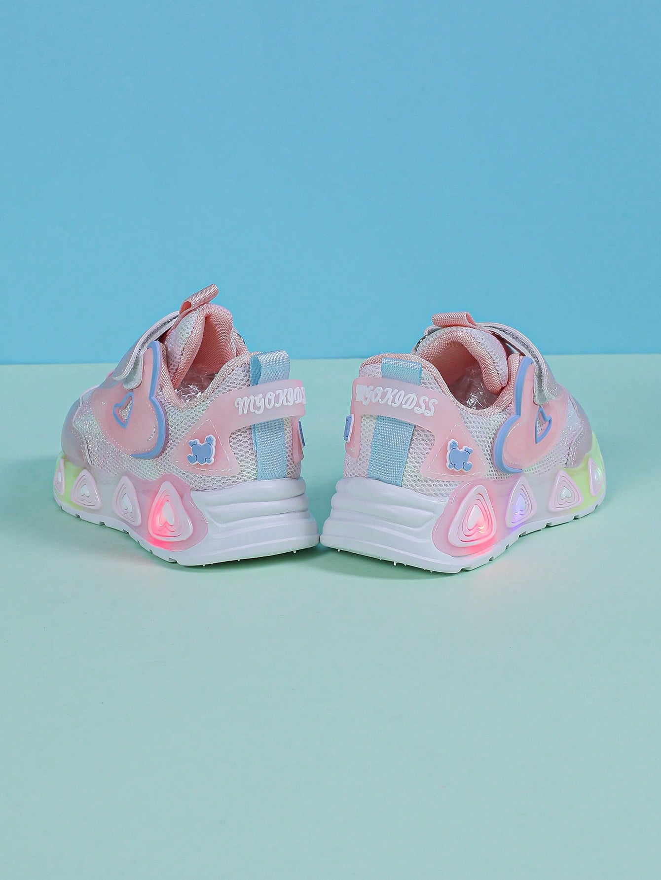 Girls' Casual And Cute Low-Cut Mesh Sports Shoes With LED Lights, Breathable And Anti-Slip Running Shoes, Suitable For All Seasons