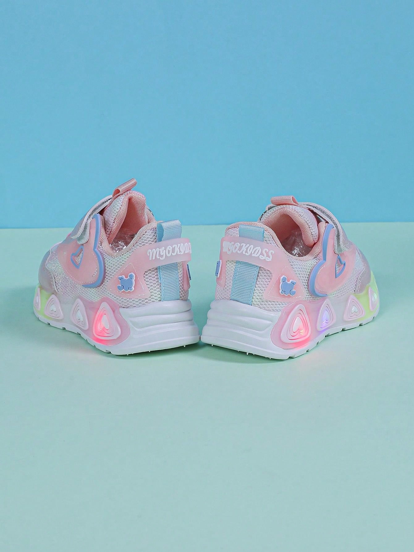 Girls' Casual And Cute Low-Cut Mesh Sports Shoes With LED Lights, Breathable And Anti-Slip Running Shoes, Suitable For All Seasons