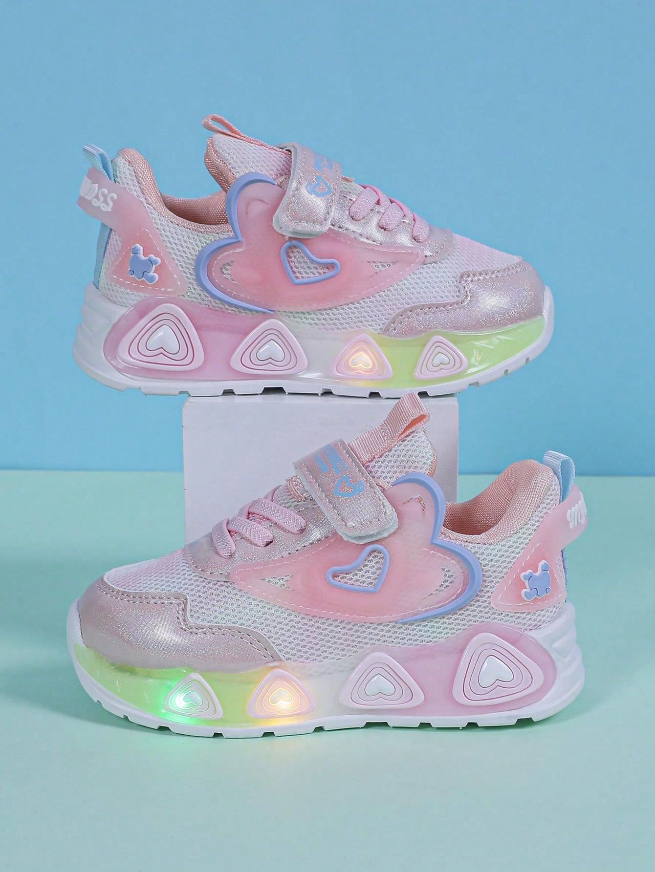 Girls' Casual And Cute Low-Cut Mesh Sports Shoes With LED Lights, Breathable And Anti-Slip Running Shoes, Suitable For All Seasons