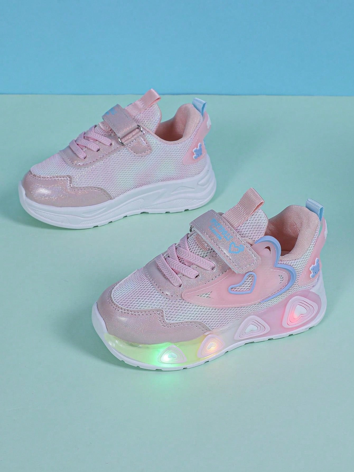 Girls' Casual And Cute Low-Cut Mesh Sports Shoes With LED Lights, Breathable And Anti-Slip Running Shoes, Suitable For All Seasons