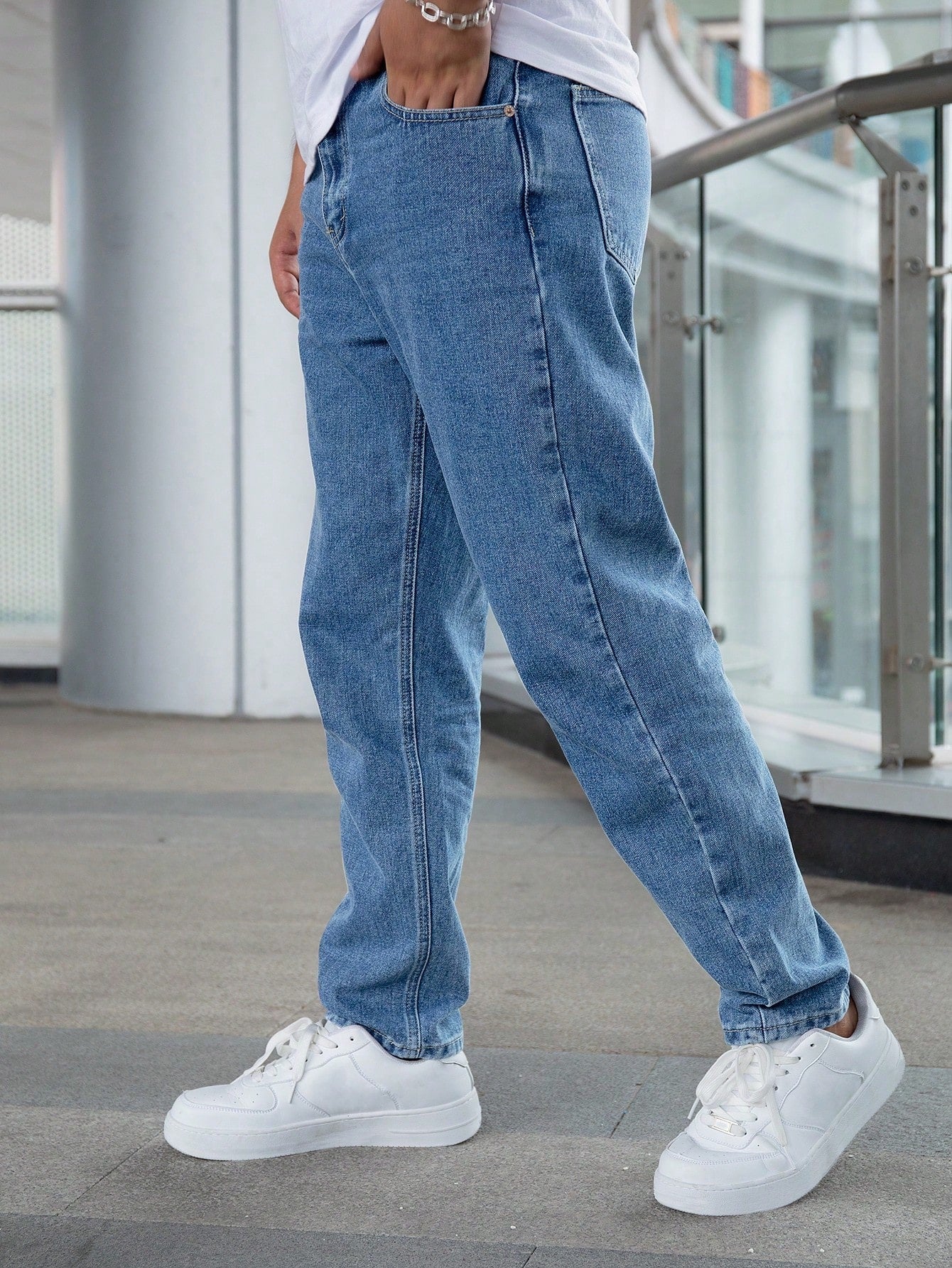 Men's Casual Loose Fit Straight Leg Jeans With Pockets