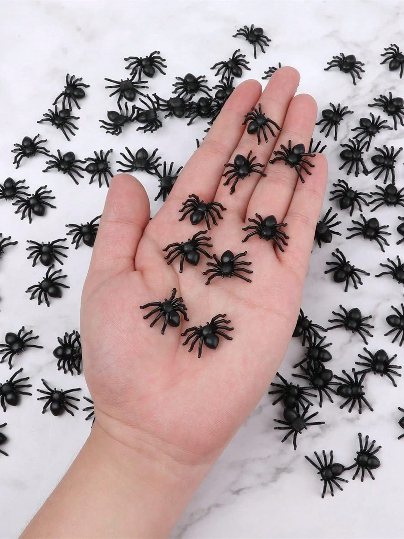 100/200pcs Realistic Spider Halloween Decoration, Plastic Mini Spider Black Realistic Scary Spider Prank Halloween Haunted House Decorations For Halloween Parties Fool's Day Theme Party Fall Autumn