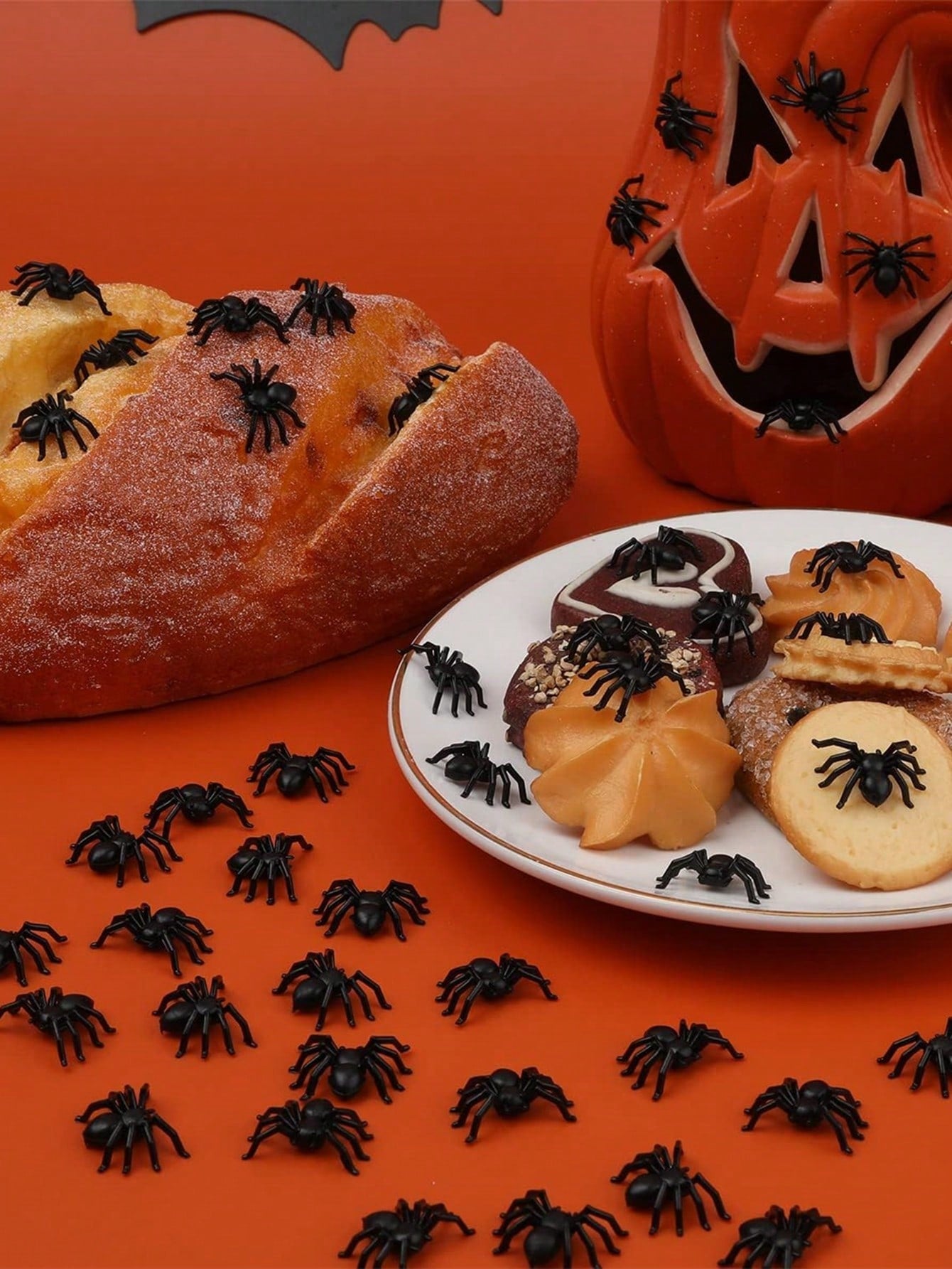 100/200pcs Realistic Spider Halloween Decoration, Plastic Mini Spider Black Realistic Scary Spider Prank Halloween Haunted House Decorations For Halloween Parties Fool's Day Theme Party Fall Autumn