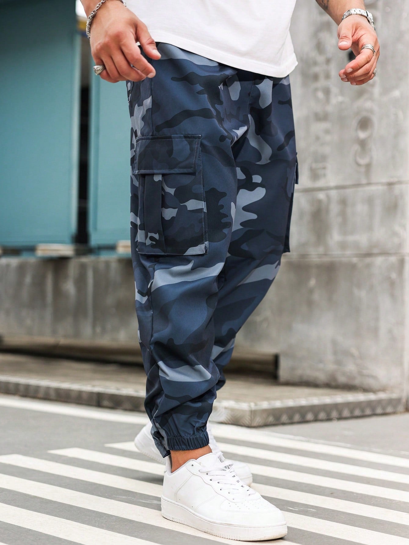 Manfinity LEGND Men's Plus-Sized Casual Camouflage Printed Cargo Pants