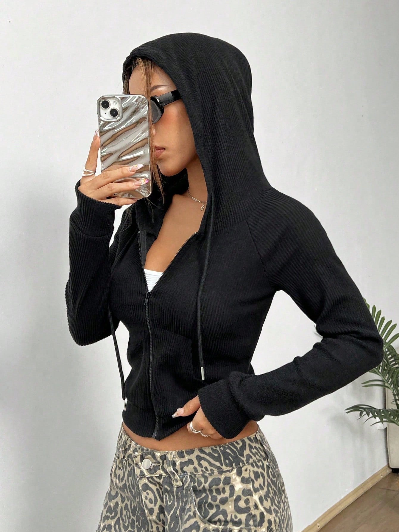 Solid Color Fitted Hoodie With Zipper And Long Sleeves