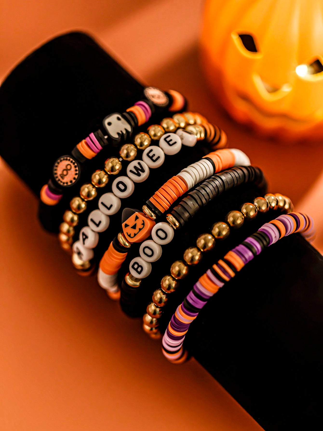 7pcs Halloween Themed Polymer Clay Beaded Stackable Elastic Bracelet Set, Fashionable Pumpkin