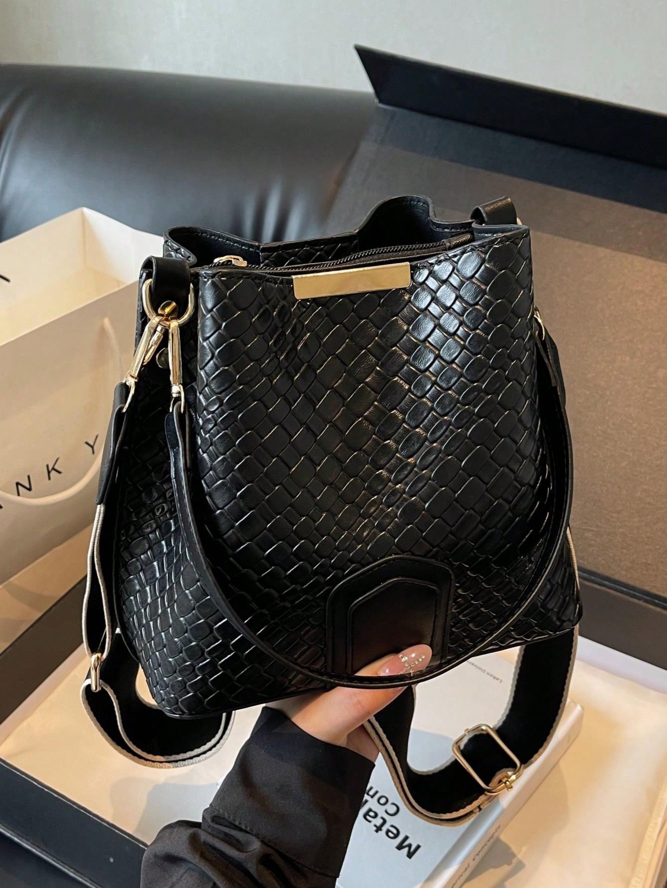 New Fashion Niche, Western-Style, Casual, Versatile Bucket Bag, Retro Classic, High-End Texture, Wide Shoulder Strap, Women's Bag, Single Shoulder Crossbody, Handheld, Work, Commuting, Date, Shopping, Urban Exquisite Daily Bag