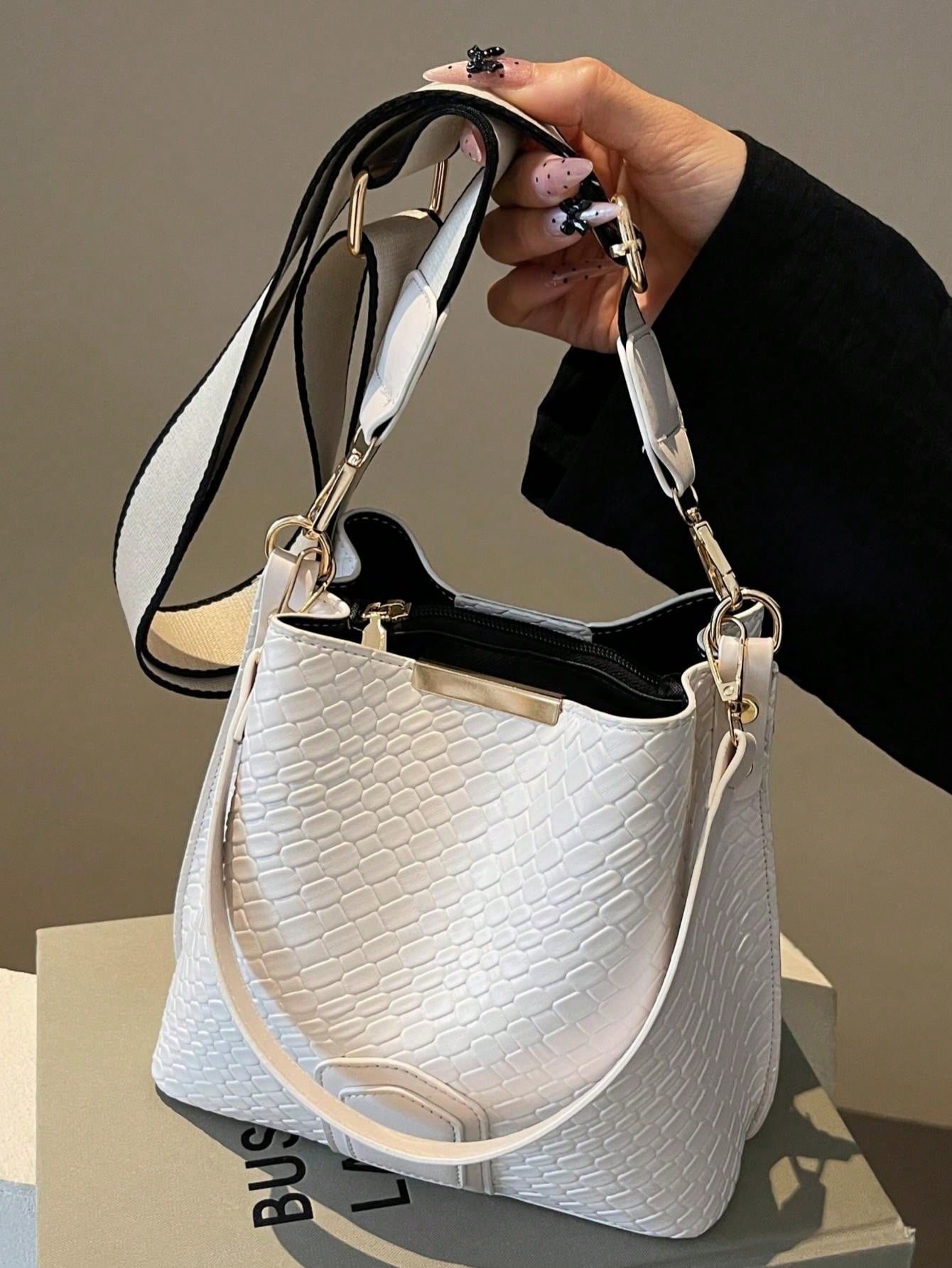 New Fashion Niche, Western-Style, Casual, Versatile Bucket Bag, Retro Classic, High-End Texture, Wide Shoulder Strap, Women's Bag, Single Shoulder Crossbody, Handheld, Work, Commuting, Date, Shopping, Urban Exquisite Daily Bag