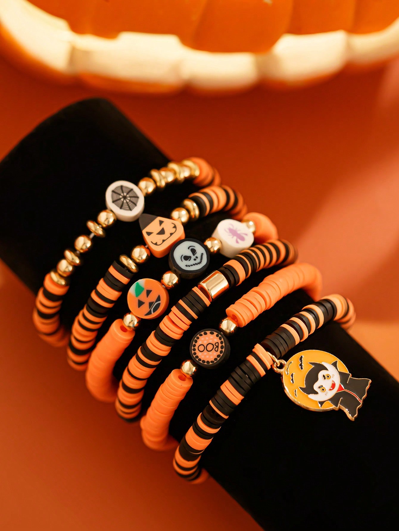 7pcs Halloween Themed Polymer Clay Beaded Stackable Elastic Bracelet Set, Fashionable Pumpkin