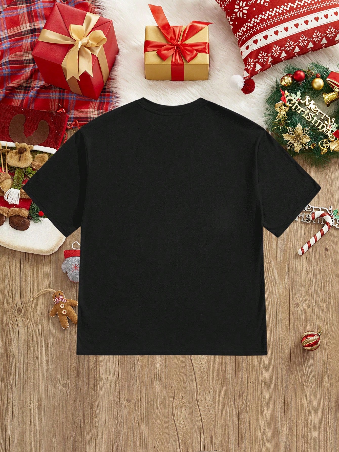 Manfinity Homme Men's Loose Casual Fun And Simple Gold Foil Snowflake Color Scarf With Small Snowman Print Black Dropped Shoulder T-Shirt.