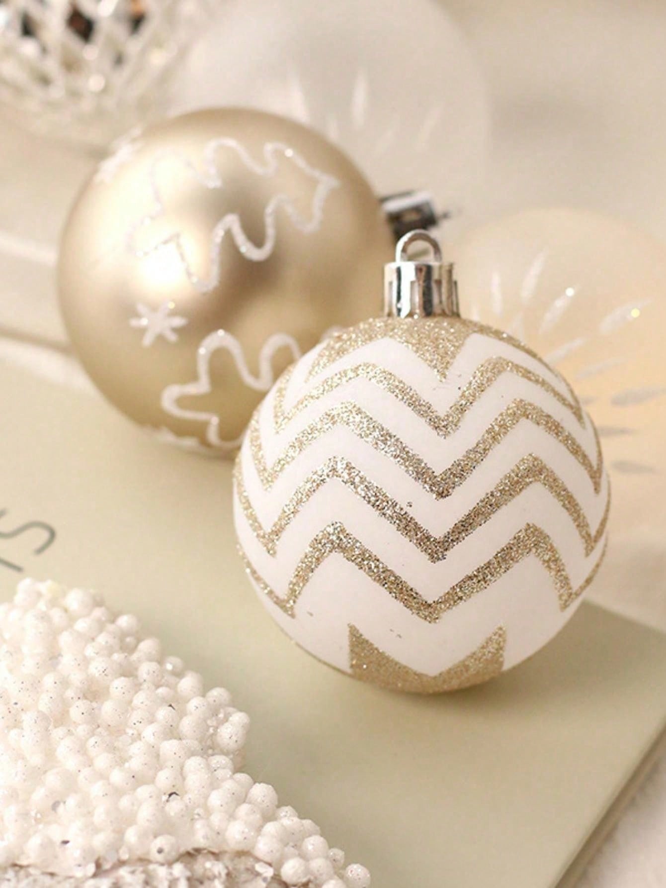 16PCS Christmas Tree Decorations, Christmas Ball Ornaments Set, Champagne Gold White Shatterproof 2.36''Christmas Tree Pendants For Home Party Indoor Outdoor Decor